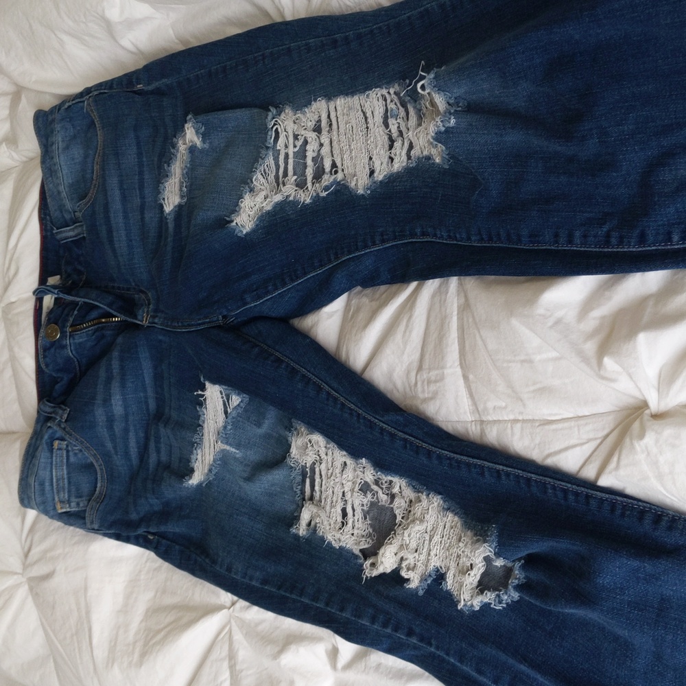 Woman's soft shredded jeans